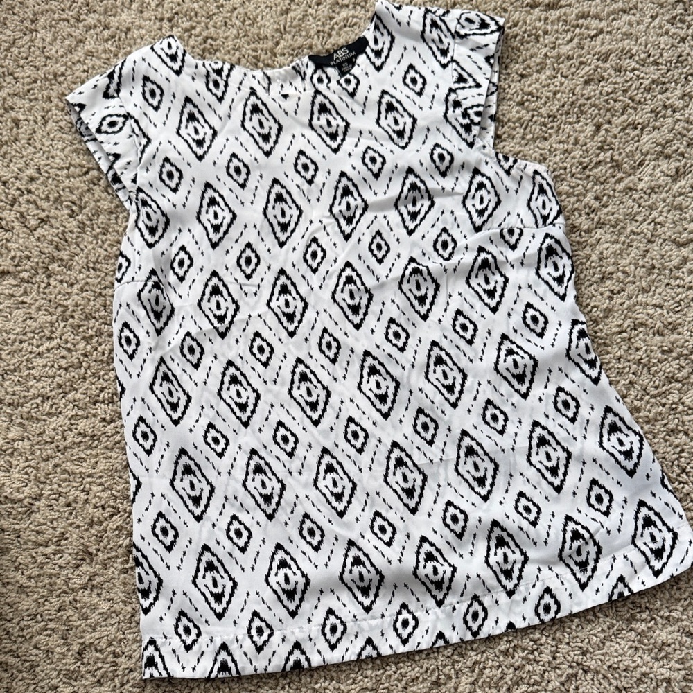 Black and White Geometric Pattern Top